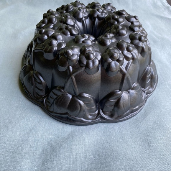 Nordic Ware 10 cup Violet bundt cake pan - Picture 3 of 7